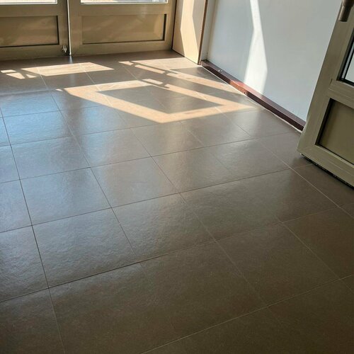 Плитка керамическая для пола. Керамический гранит 30х30, R11, однотонный, коричневый.