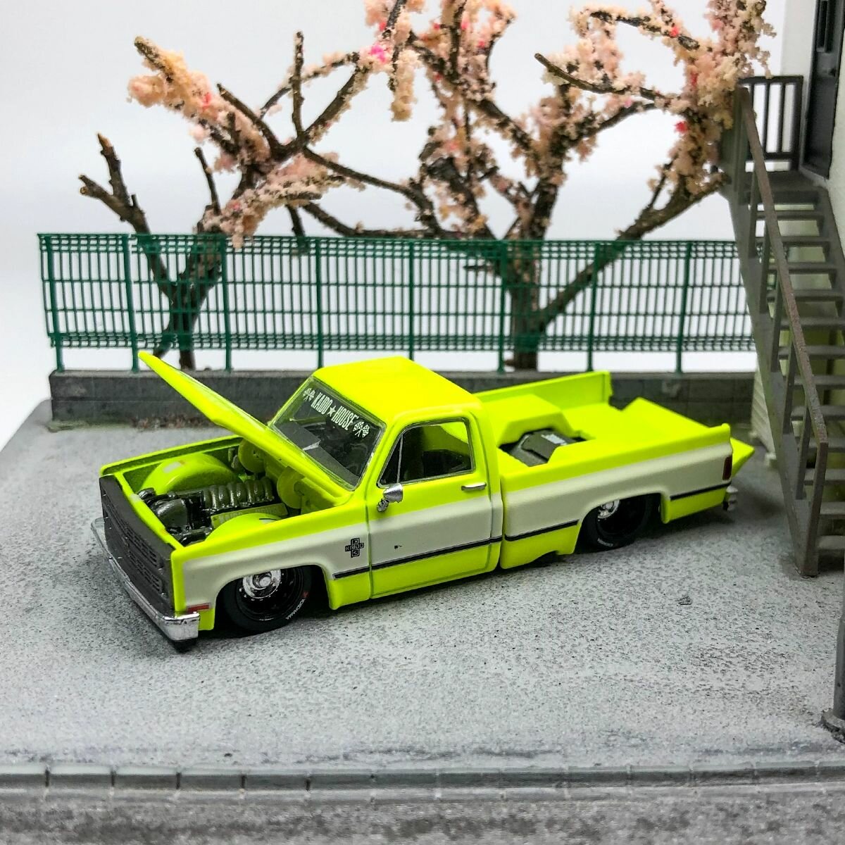 Машинка KAIDO HOUSE Mini Gt 1/64 KHMG112 Chevy Silverado Kaido Flo Yellow V1 Die-cast Alloy Car Model Collection Gift