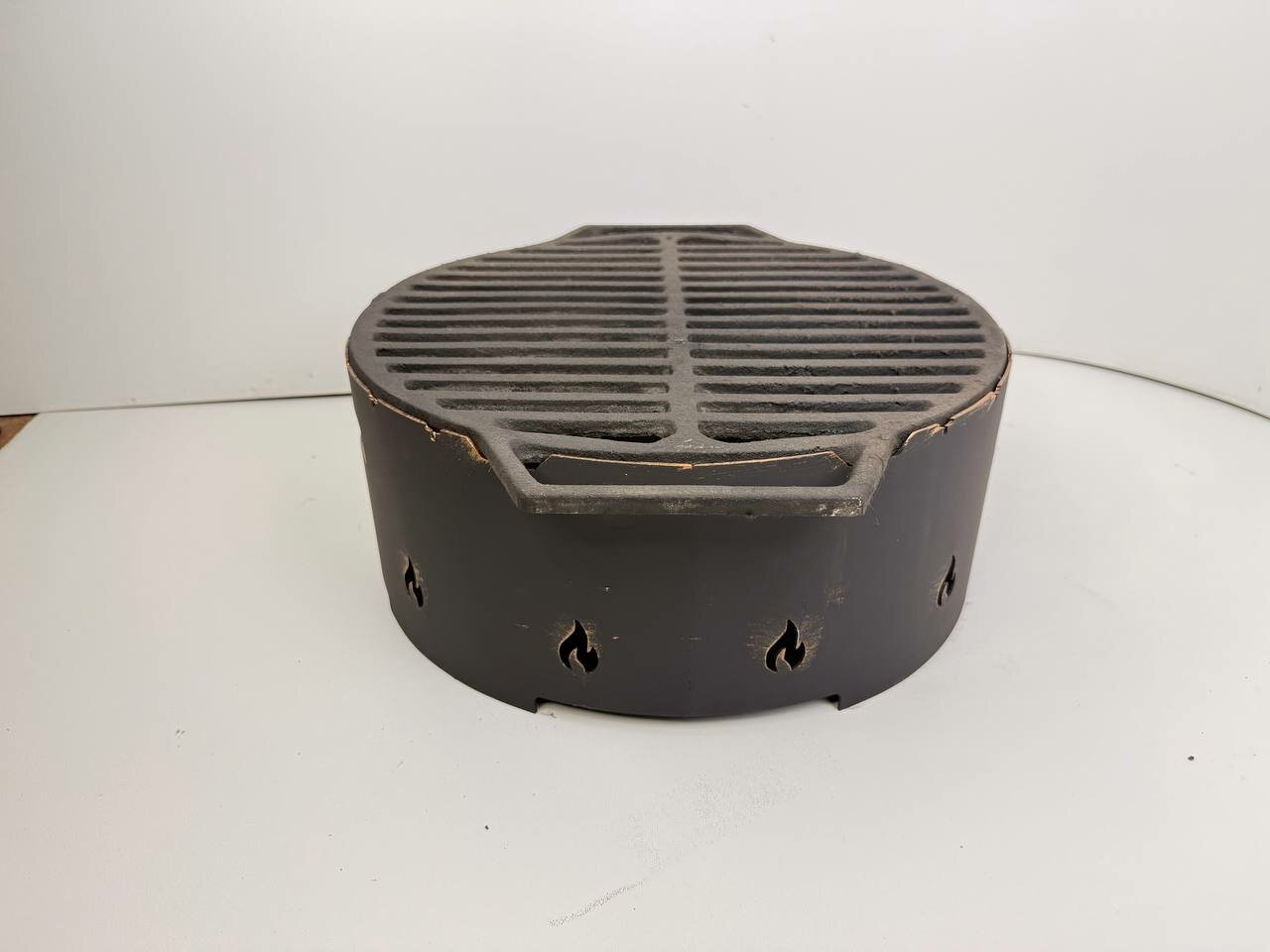 Гриль с чугунной решеткой Казаны рф. круглая . чугун корпус. с ручками — фото 1