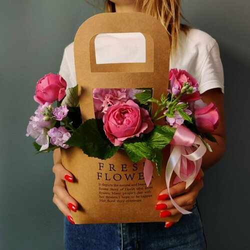 Изображение товара Стильная летняя сумочка с розами, гвоздиками, маттиолой и эустомой