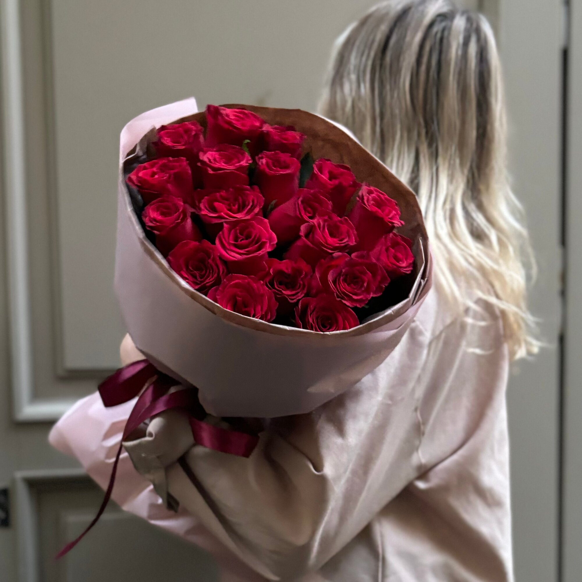 "Пылающий сад" монобукет из 19 красных роз в нежной упаковке от SkyFlora