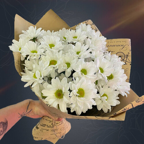 Изображение товара Букет из 5 белых кустовых хризантем в крафте с атласной лентой от 2name Flowers