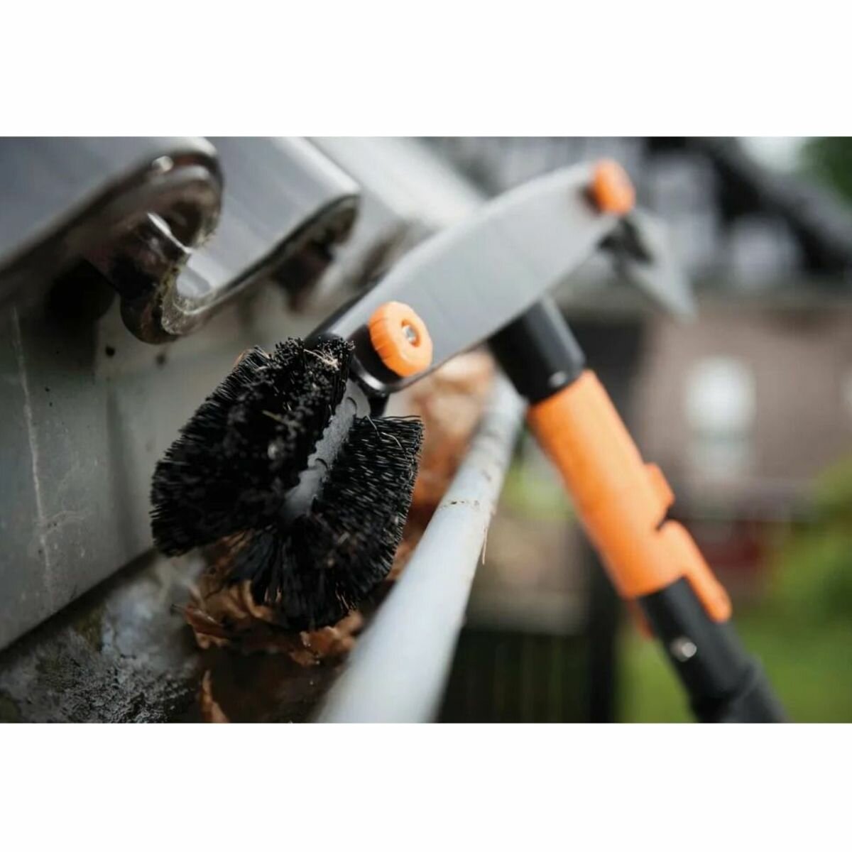 Изображение Щетка для желобов Fiskars с телескопической ручкой 136038