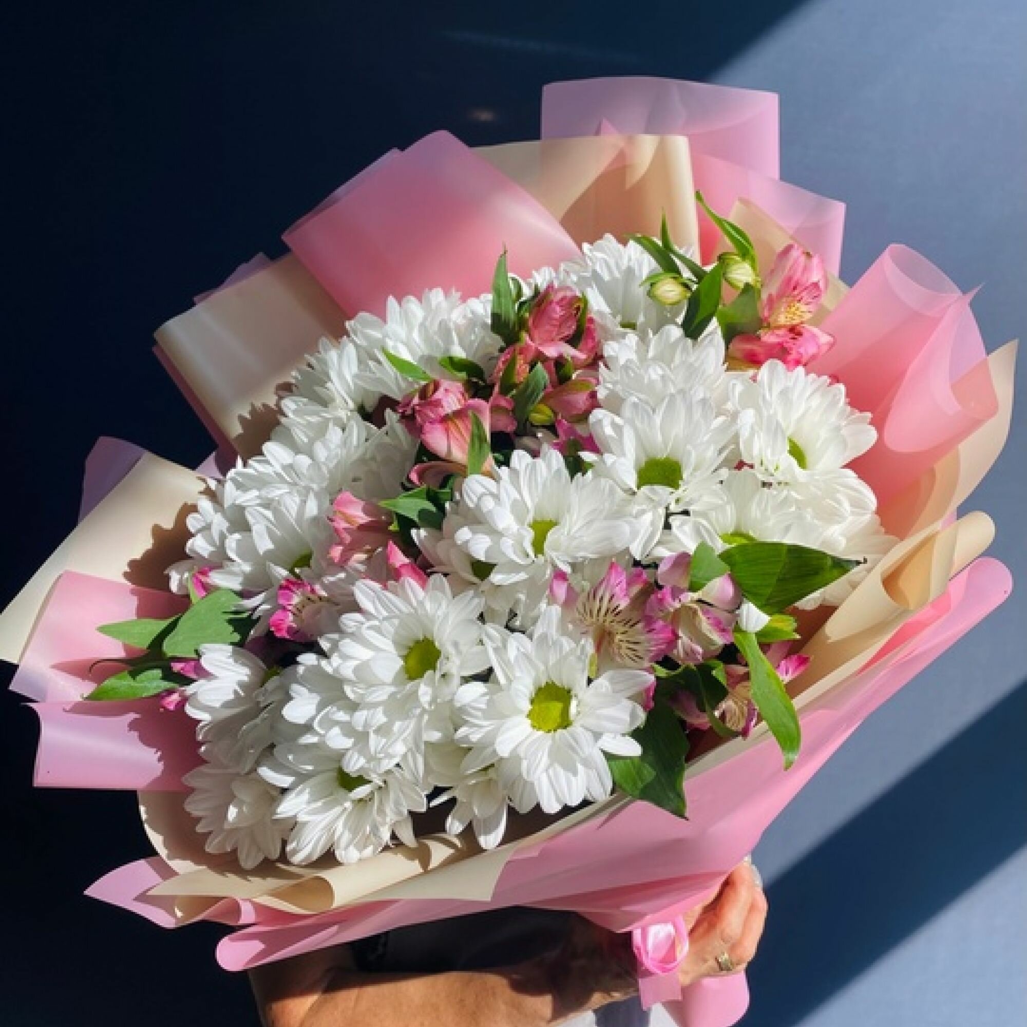 Букет живых цветов из ромашки и альстромерии в дизайнерской упаковке