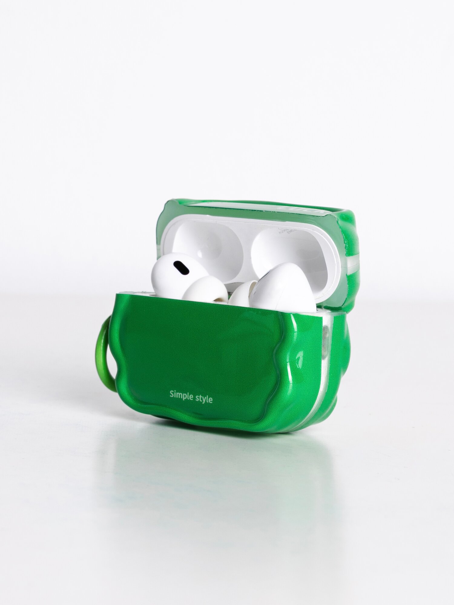 Чехол силиконовый на airpods 4 c карабином зеленого цвета — фото 1