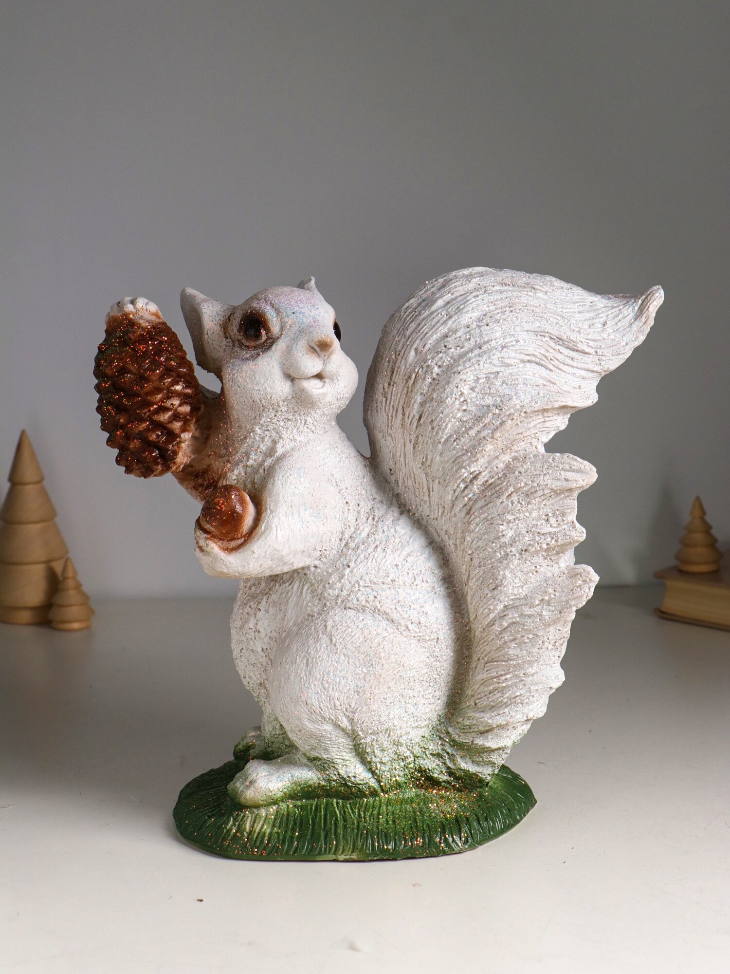 Фигурка полистоун «Белка с шишкой» с глиттером 26×28 см