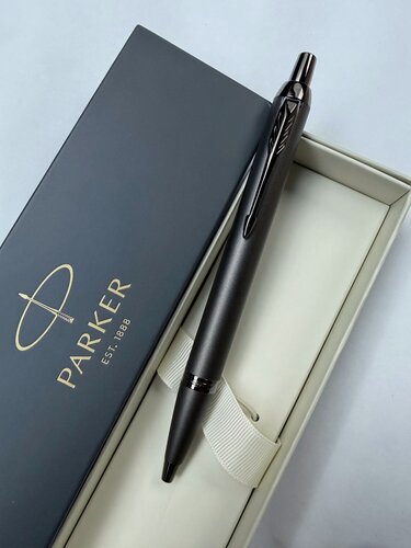 Изображение товара Шариковая ручка Parker IM Professionals Monochrome Titanium, стержень: M, цвет чернил: blue, в подарочной упаковке.