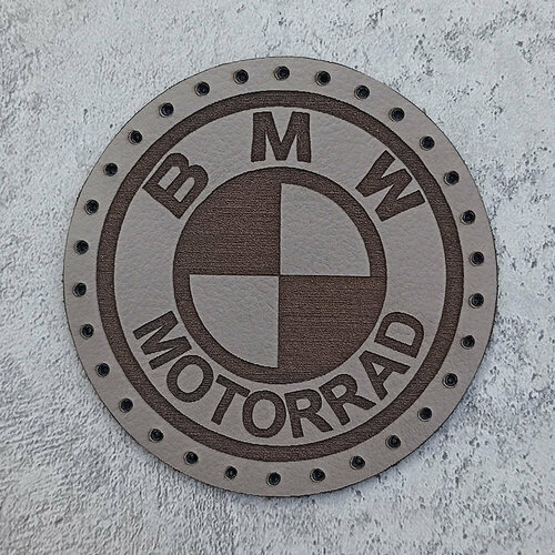 Кожаная нашивка логотип BMW Motorrad. Размер: 6,2 x 6,2 см. Цвет: Светло-серый