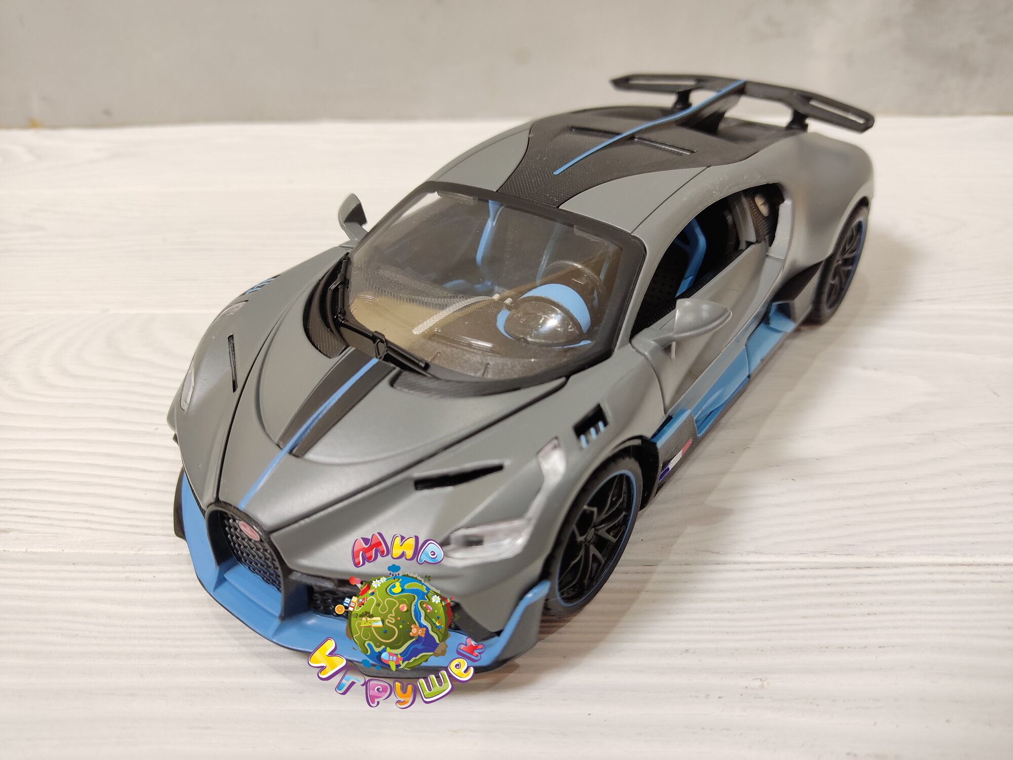 Коллекционная машинка Bugatti Divo, с открывающими дверьми, капотом, световыми и звуковыми эффектами