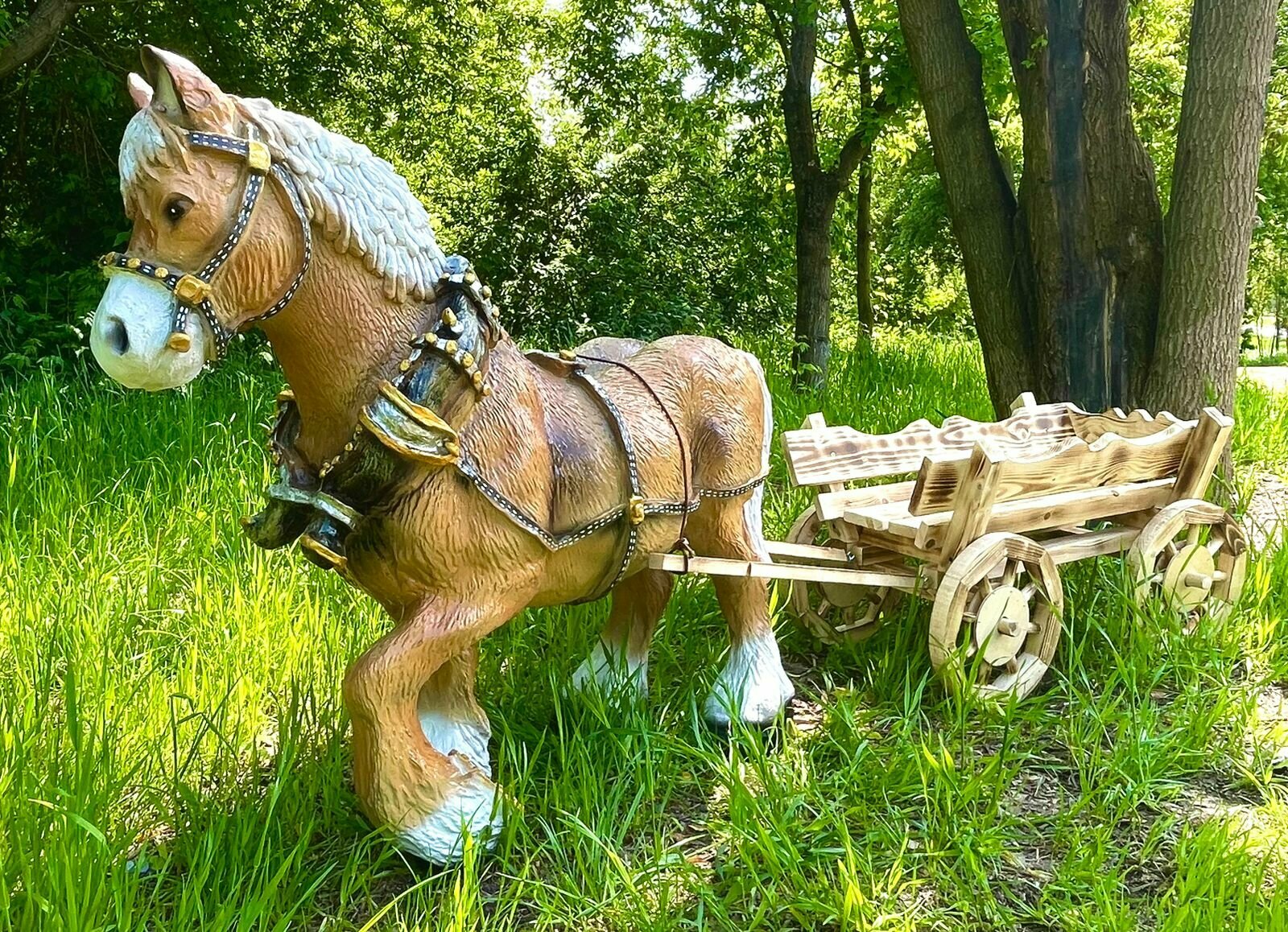 Садовая фигура Лошадь большая с тележкой