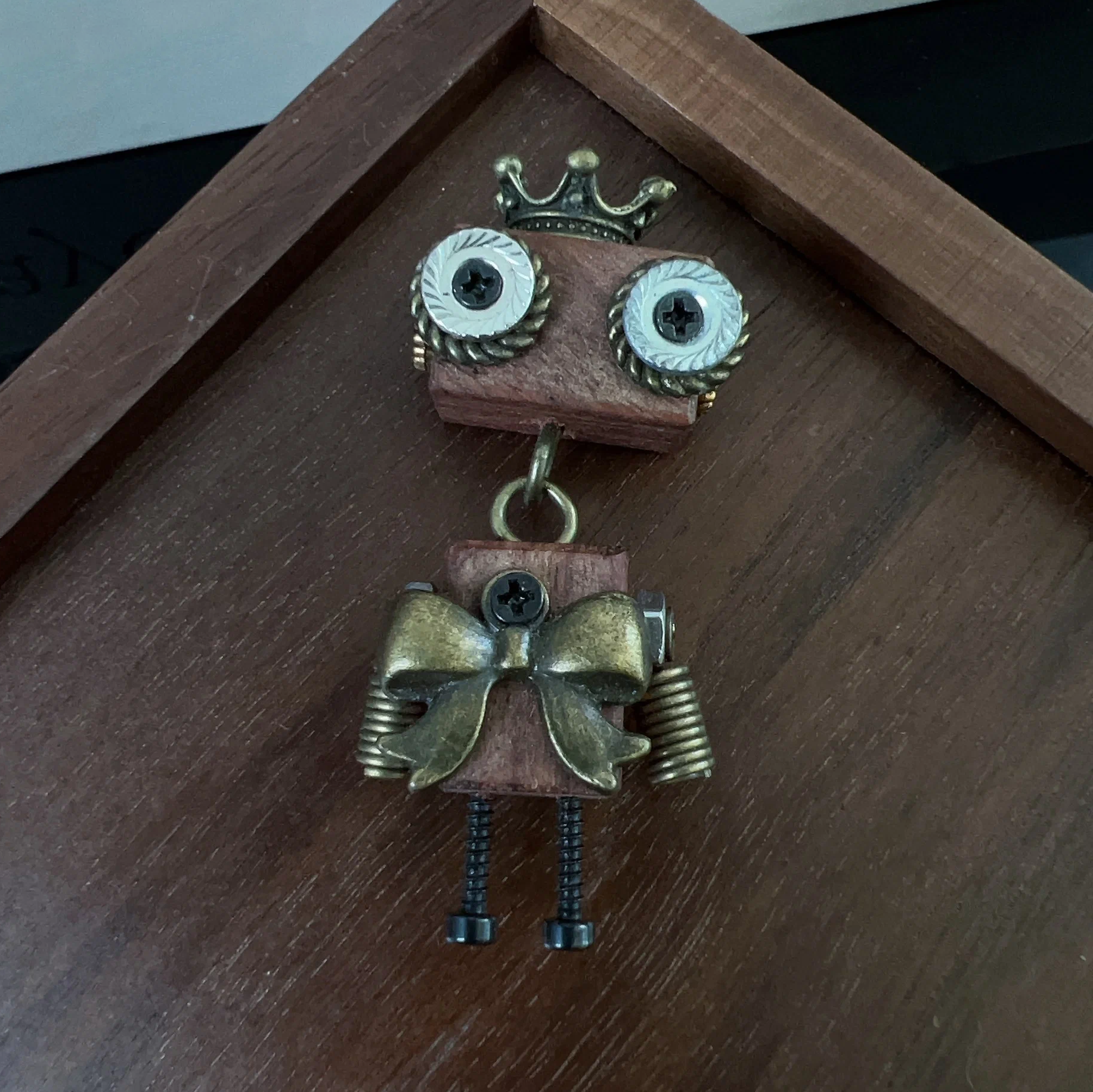 Подвеска в виде робота в стиле киберпанк из дерева Милый бант