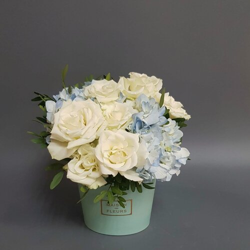 Изображение товара Цветы в коробке, французская белая роза и голубая гортензия.