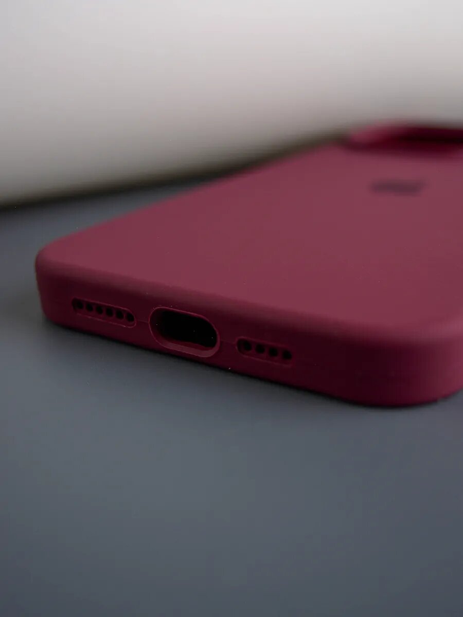 Чехол на iPhone 15 Pro силиконовый, мягкий , женский чехол, стильный чехол — фото 1