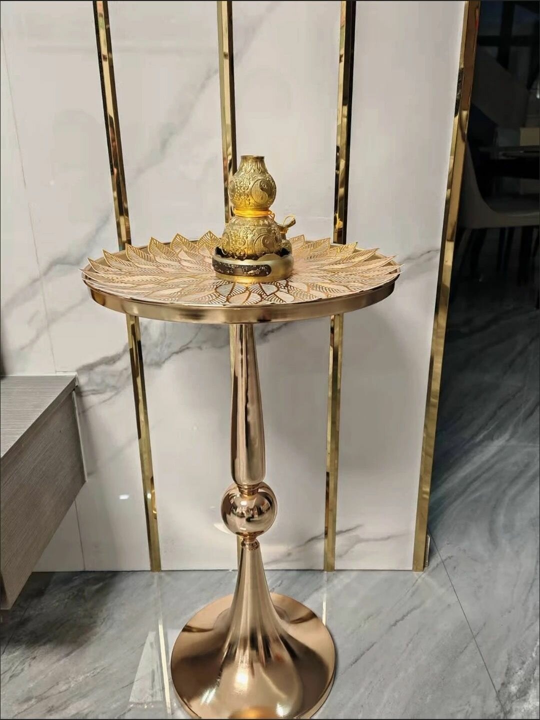 Круглый кофейный столик золотого цвета (диаметр 36 см высота 62 см)