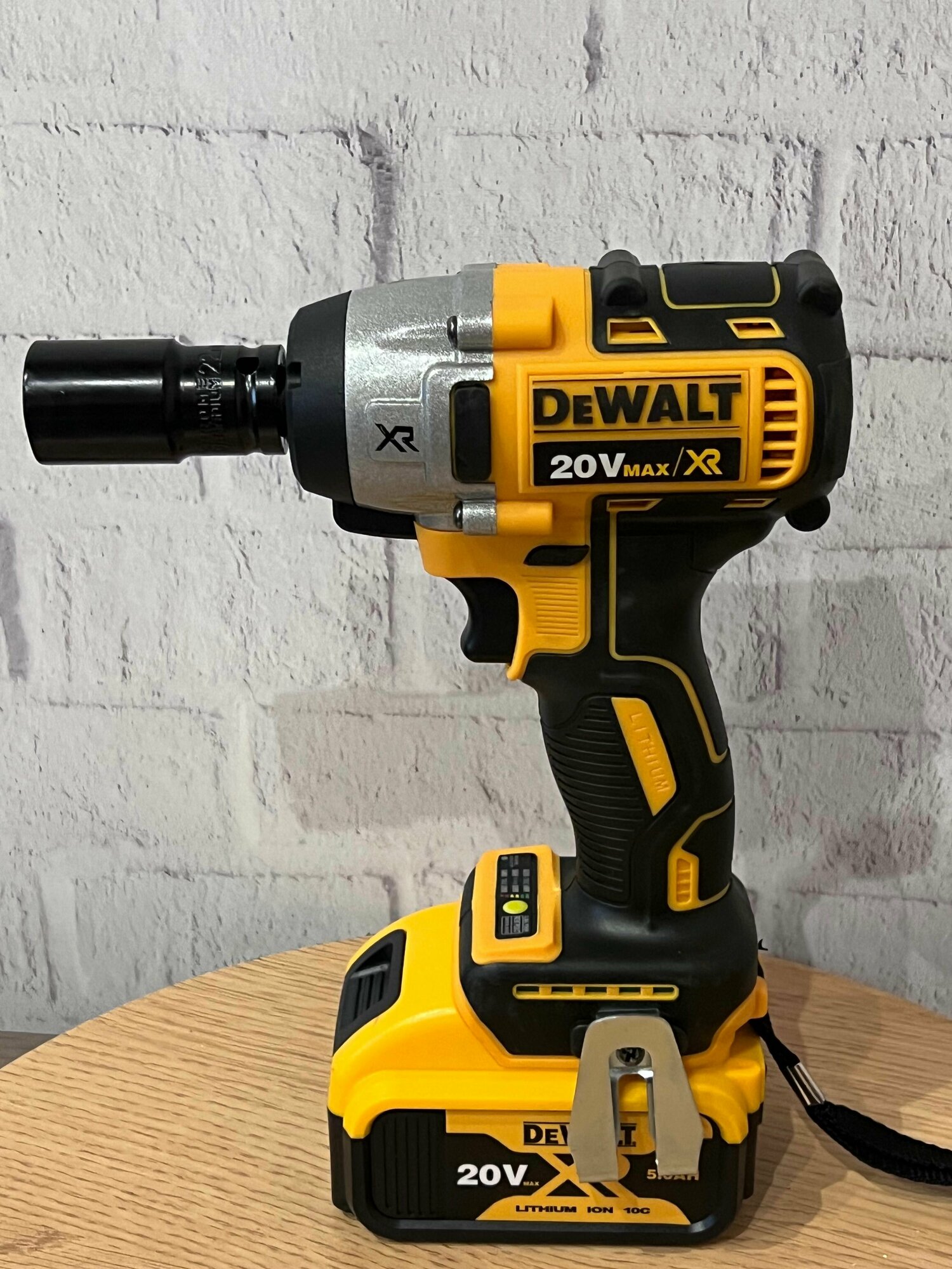 Гайковерт ударный импульсный режим 350 NM 2 аккумулятора кейс Dewalt