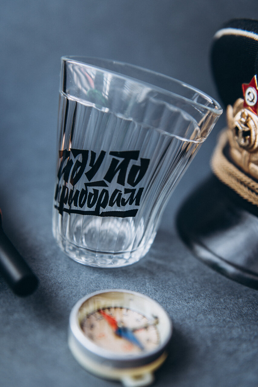 Пьяный, дизайнерский граненый стакан с принтом "Иду по приборам"