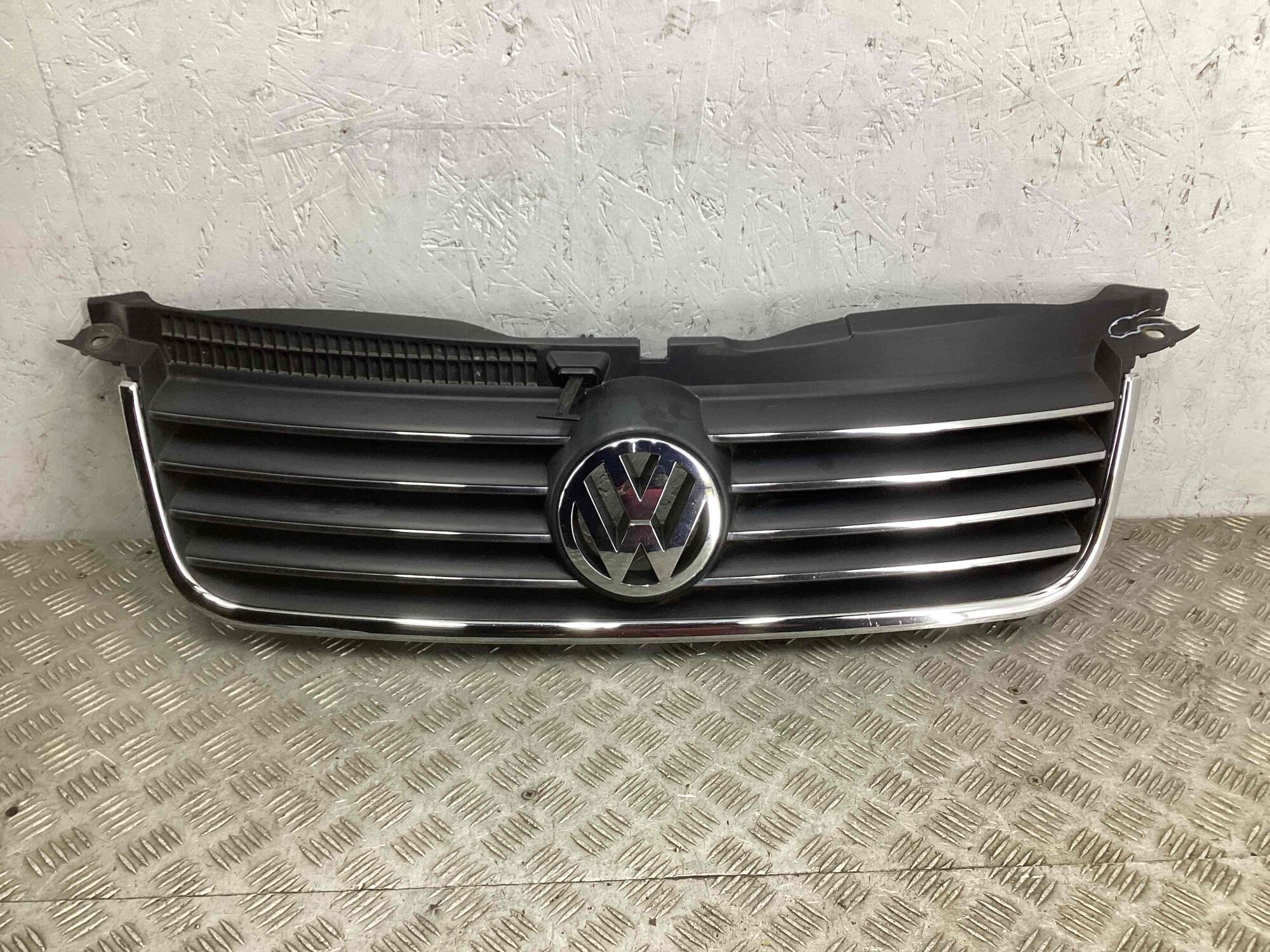 Решетка радиатора Volkswagen Passat 5 3B0853651L