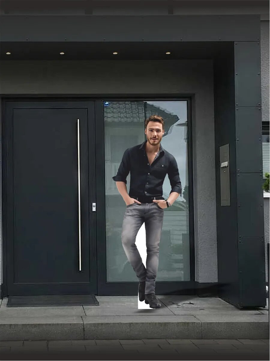 Ростовая фигура Керем Бюрсин — фото 1