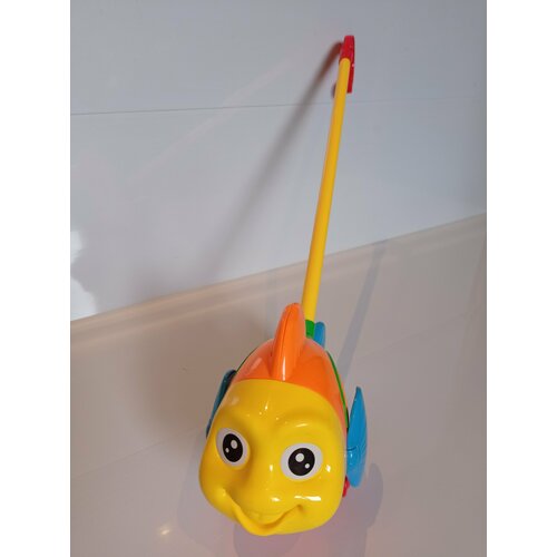 Каталка Рыбка со звуком каталка игрушка росигрушка рыбка песочница 9102 в ассортименте
