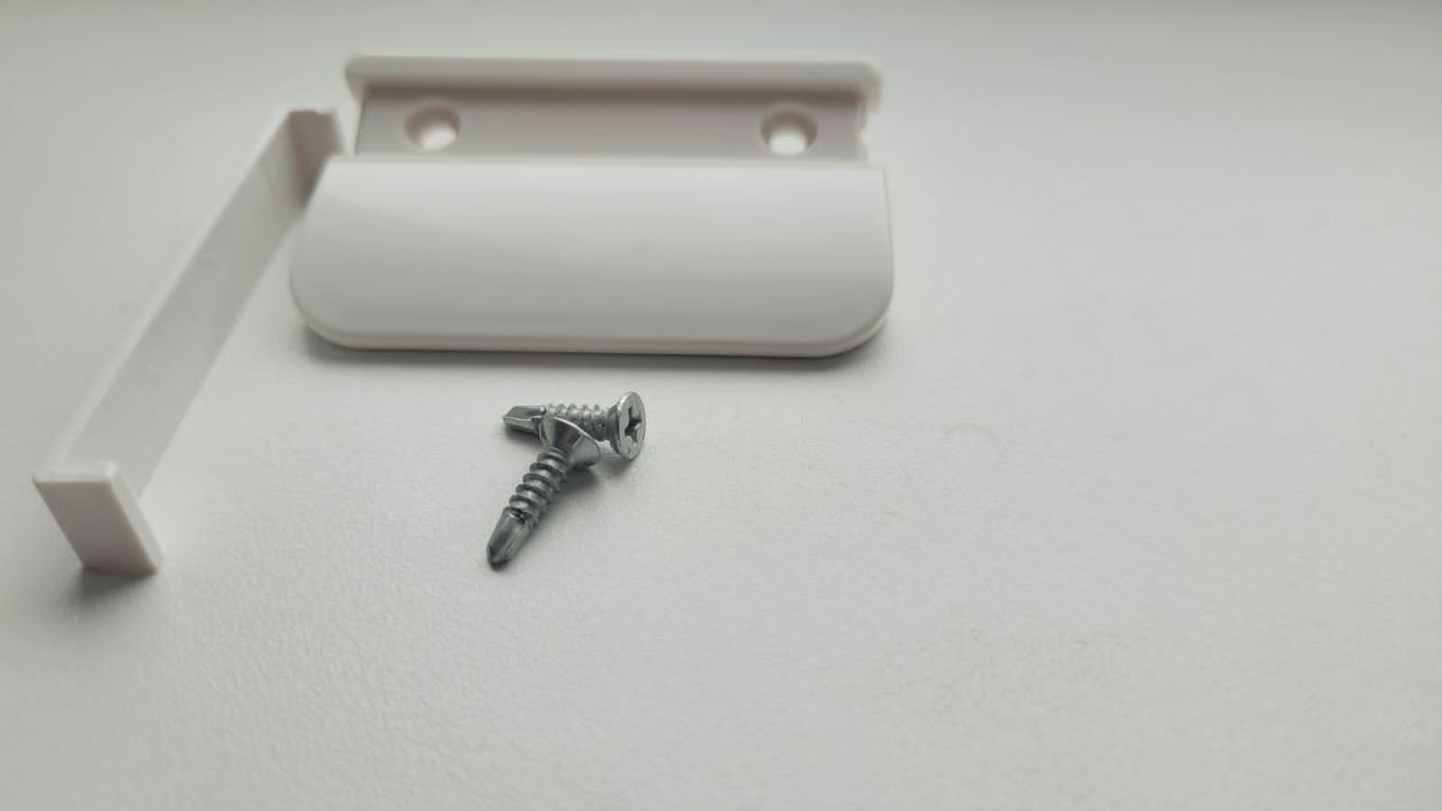 Ручка пластиковая на балконную дверь дверь, белая, саморезы в комплекте — фото 1