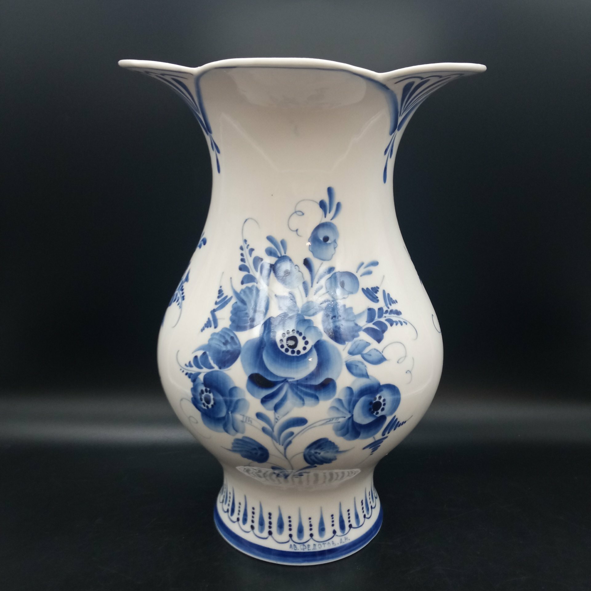 фото Ваза для цветов с цветочным орнаментом, фарфор, роспись, Объединение «Гжель»