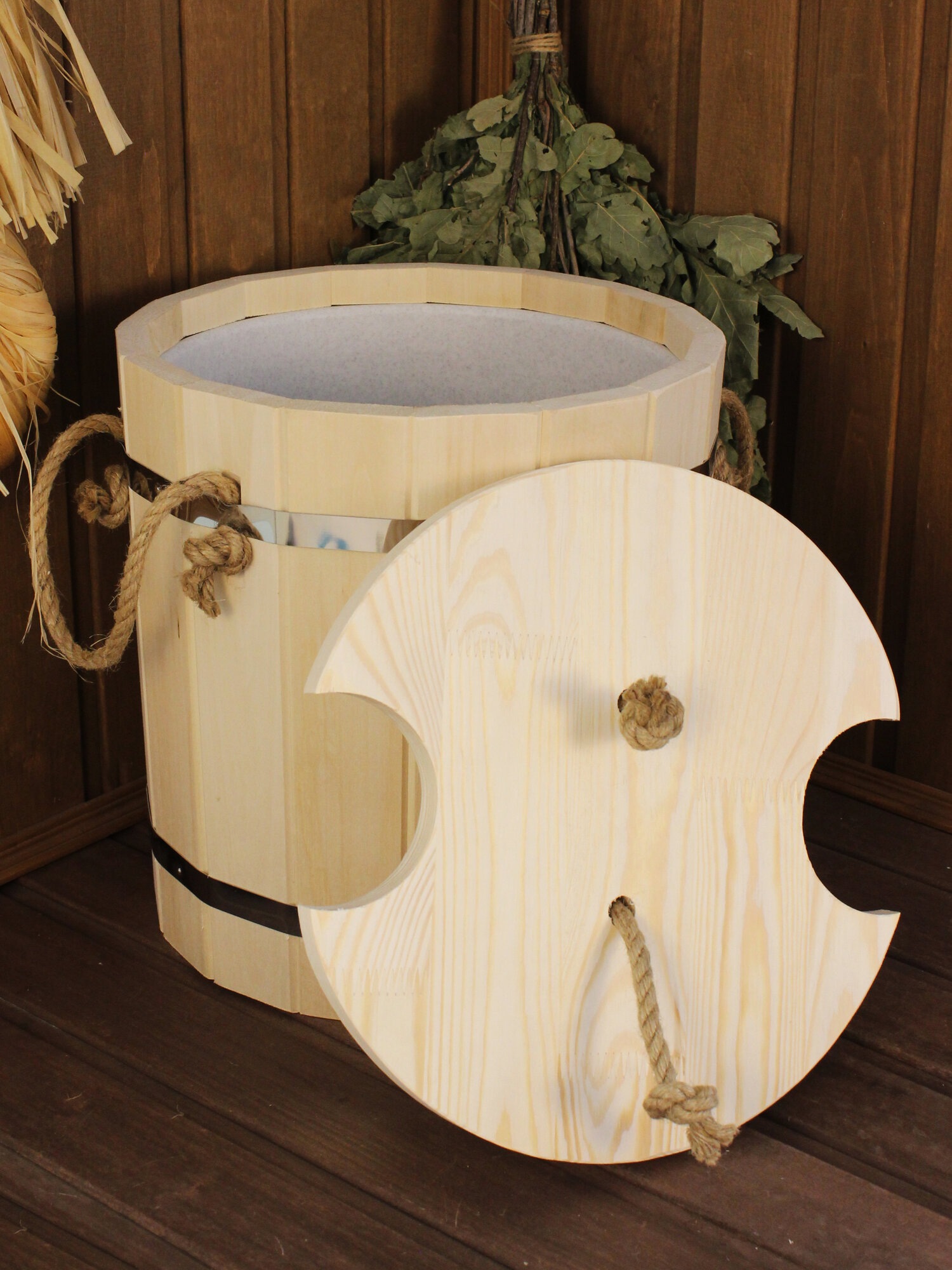 фото Деревянное ведро в баню и сауну с крышкой 10л из липы с пластиковой вставкой для запаривания веника - Пар Парыч