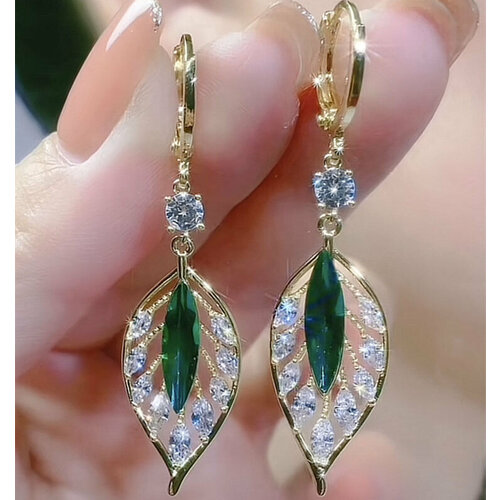 Серьги с подвесками кристалл размер 50 мм изумрудный в золоте 570₽
