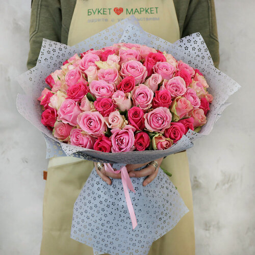 Изображение товара Букет "Букет Маркет", из кенийских роз, высота 38 см, 75 цветов
