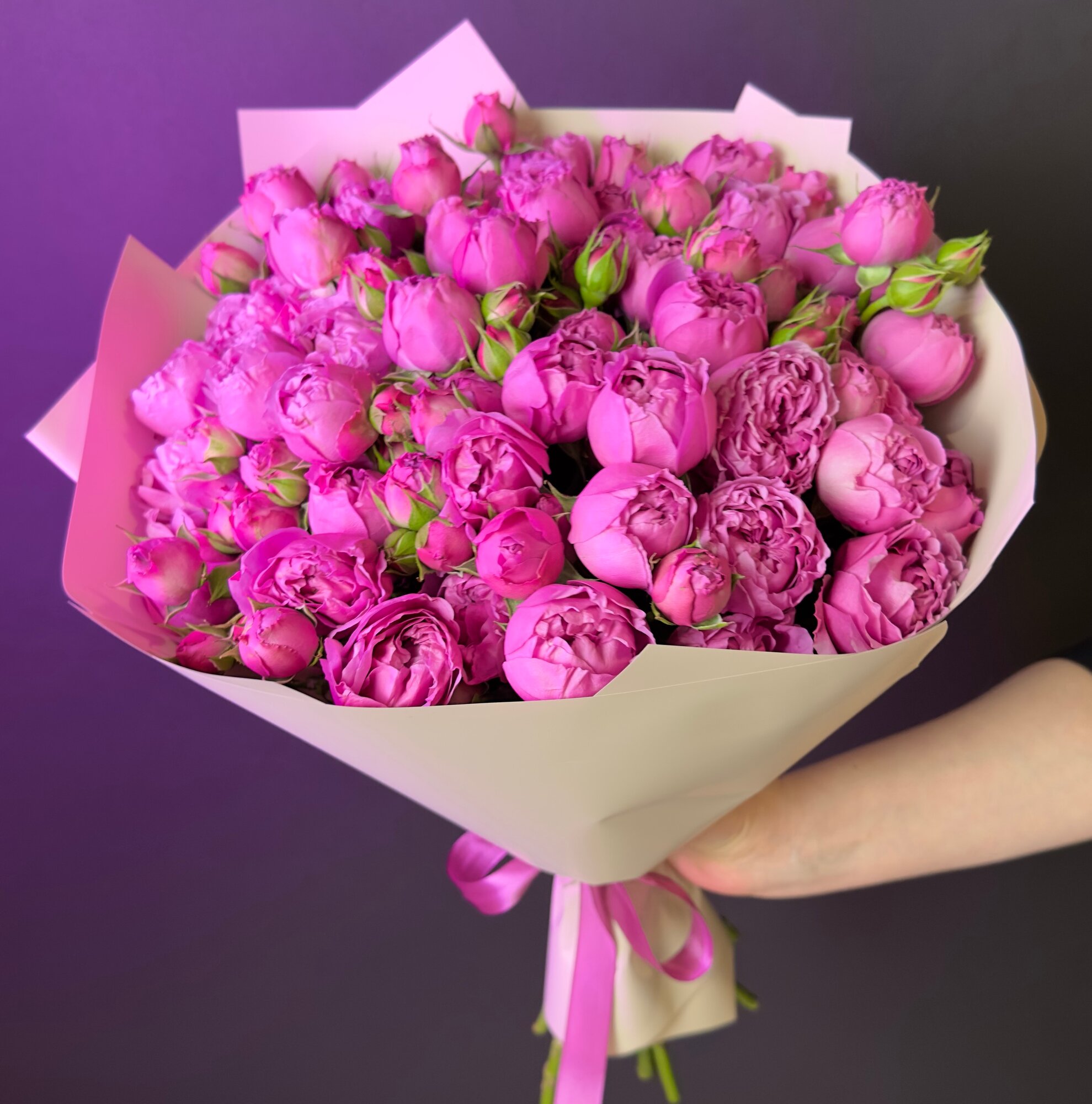 Букет цветов из 11 пионовидных кустовых роз Мисти Баблз