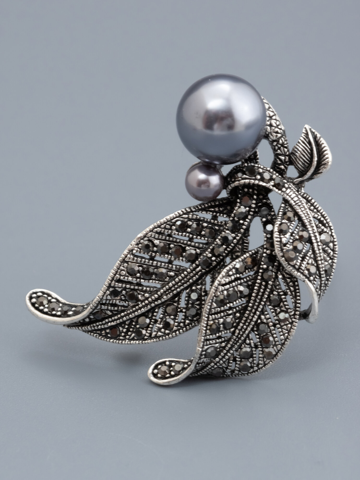 Брошь ЖемАрт, жемчуг имитация, кристалл, 1 шт., черный, серый — фото 1