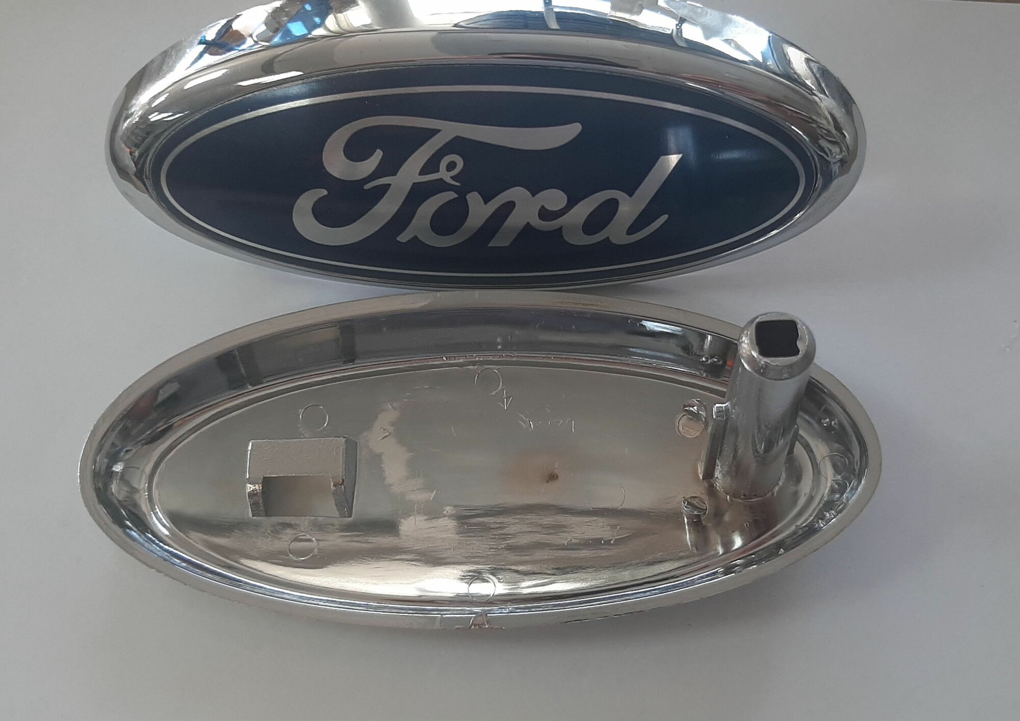 Эмблема передняя решётки радиатора Ford Focus 2