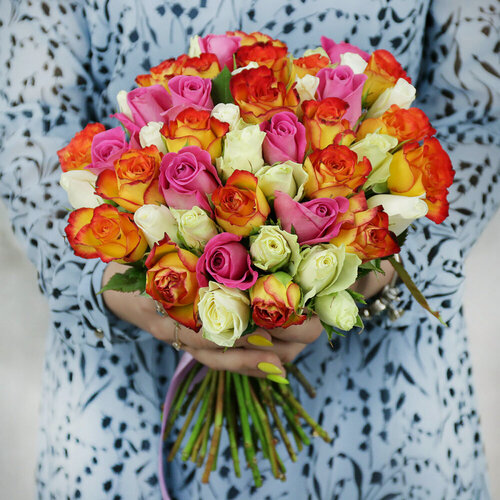 Изображение товара Букет живых цветов из 51 разноцветной розы 30см микс от Букет Маркет