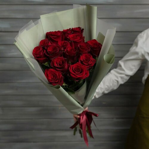 Изображение товара Букет живых цветов из 15 красных роз в упаковке Эквадор 60 см