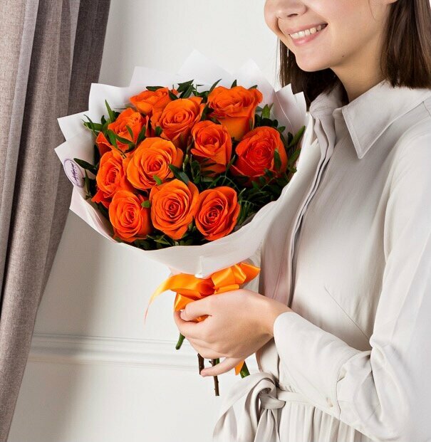 Розы оранжевые 9 штук с зеленью "Вау" букет 43 см