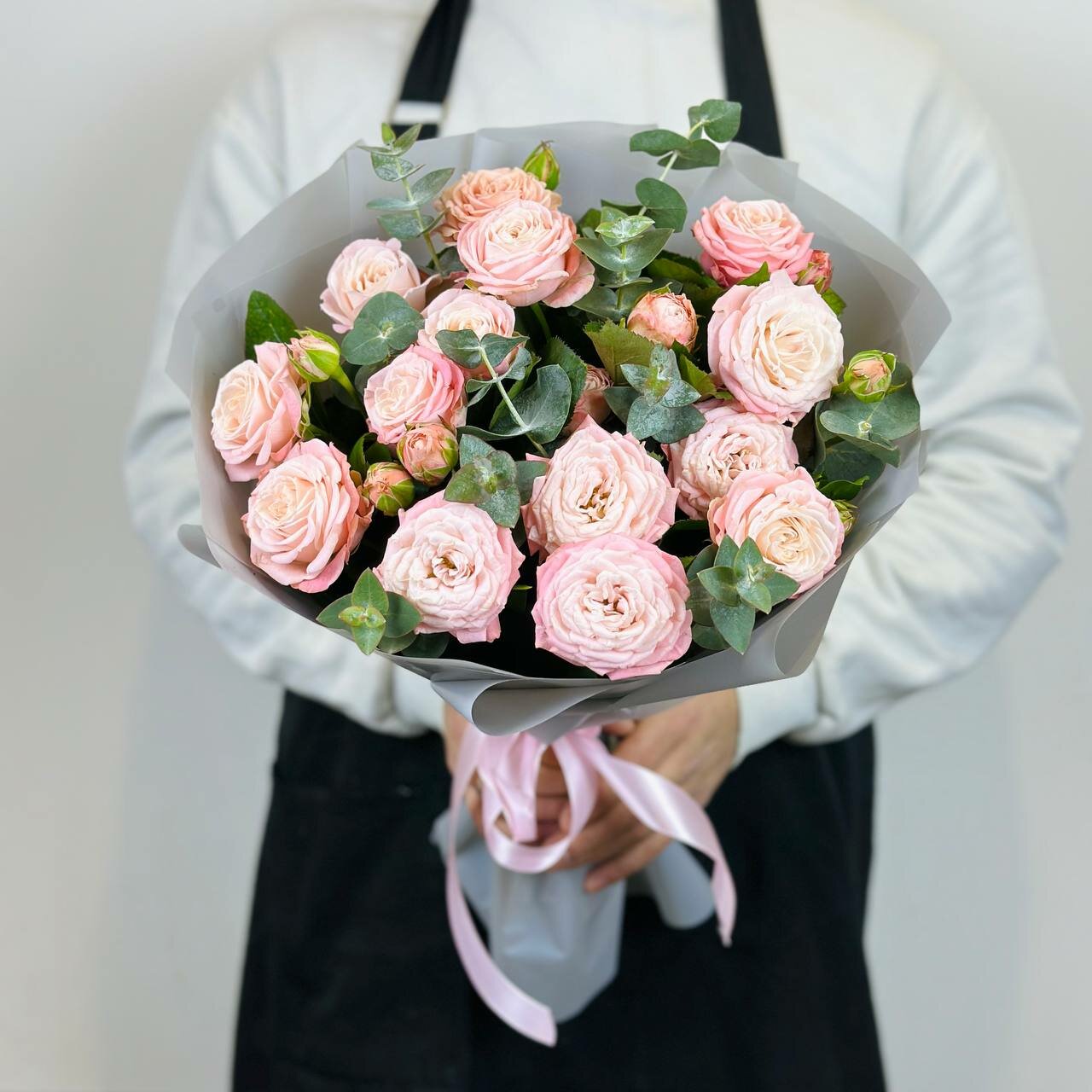 Букет пионовидных роз Бомбастик с эвкалиптом. Rybe-flowers.