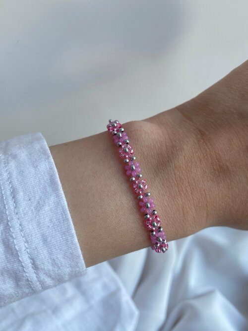 Плетеный браслет, бисер, размер 18 см, размер one size, розовый, серебряный