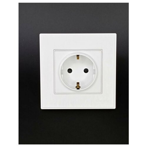 Розетка одноместная белая 272