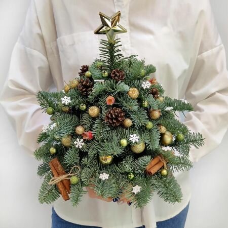 Праздничная елка Талисман Флора из хвои, корицы, шишек и шаров