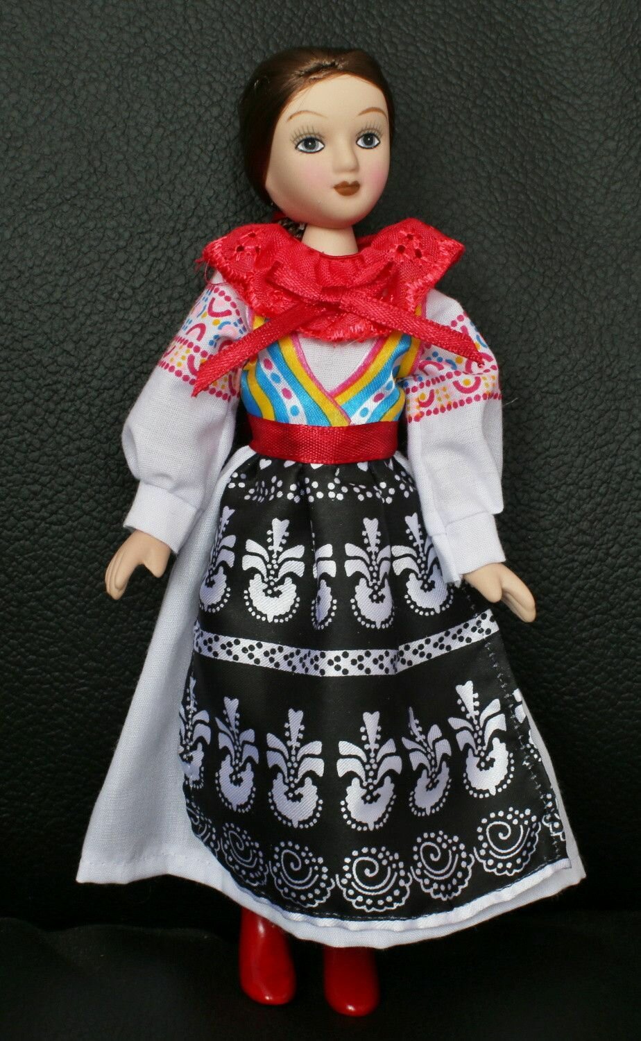 Кукла коллекционная в словацком девичьем костюме