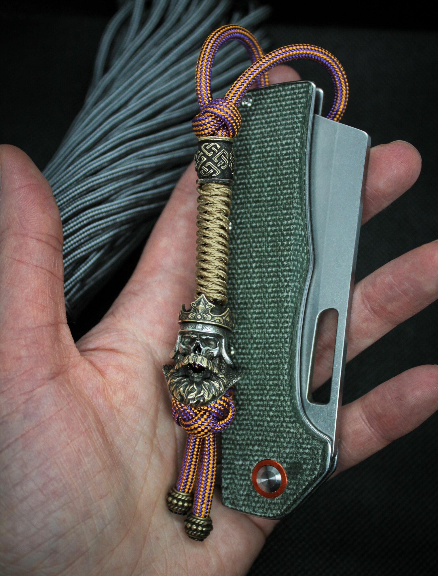 Темляк на нож из паракорда 4мм c бусинами "Король и кельтский узел" петелька 7 см