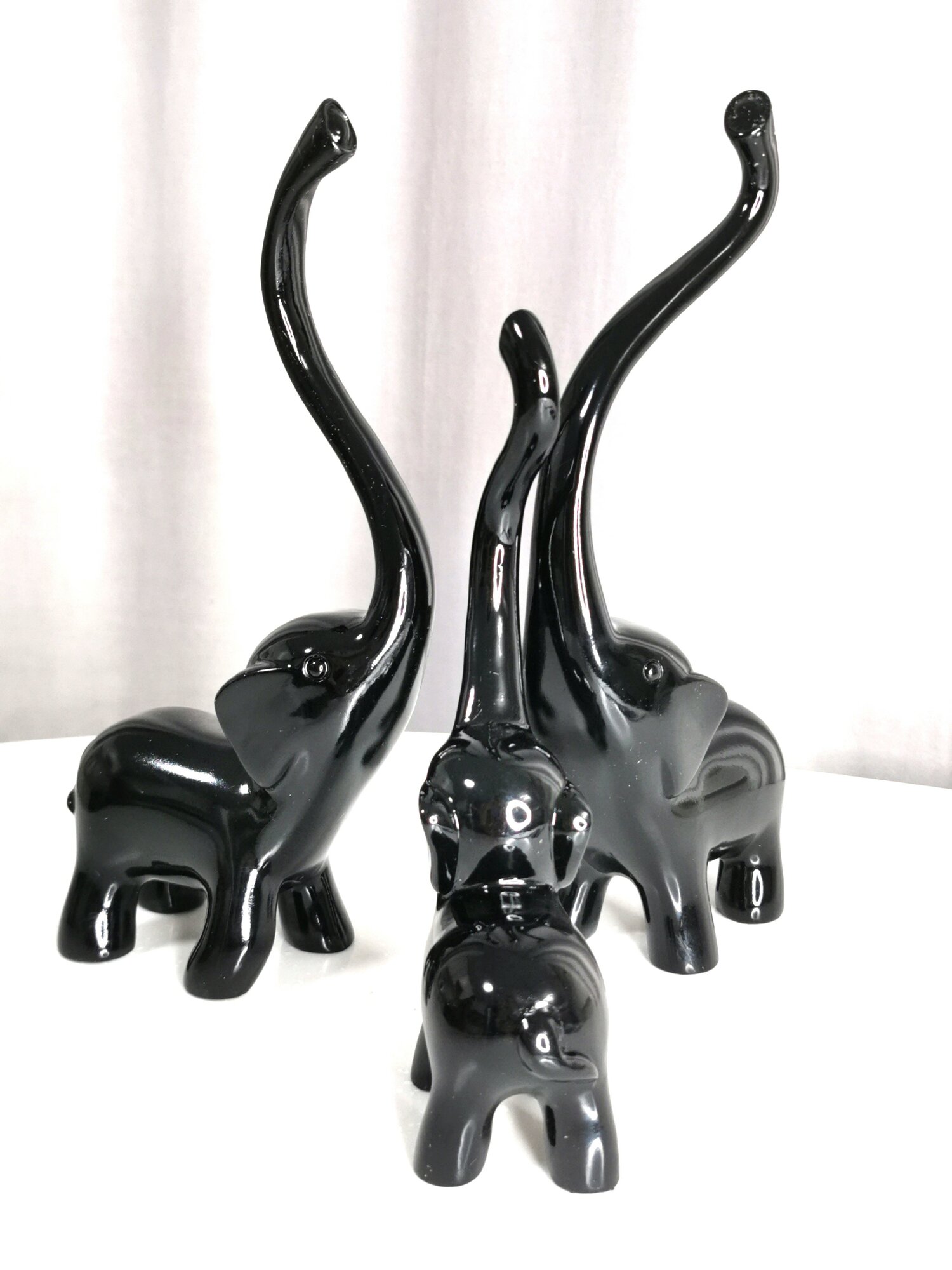 Три трубящих слоника изящные черный керамика хай-тек