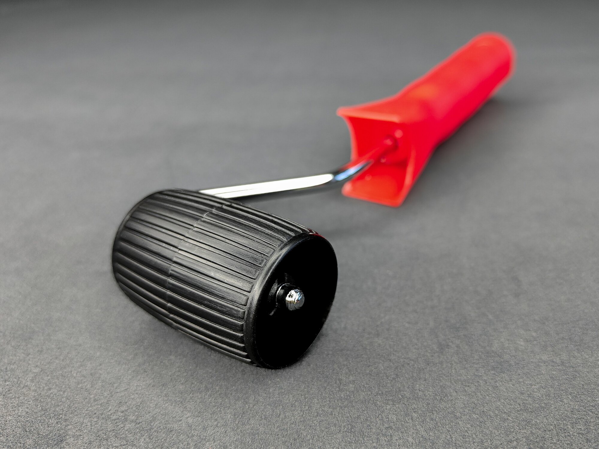 Валик прикаточный с пластиковой ручкой пластиковый - Конус - ширина 50мм диаметр 35мм (ролик для монтажа вибро-шумоизоляции)