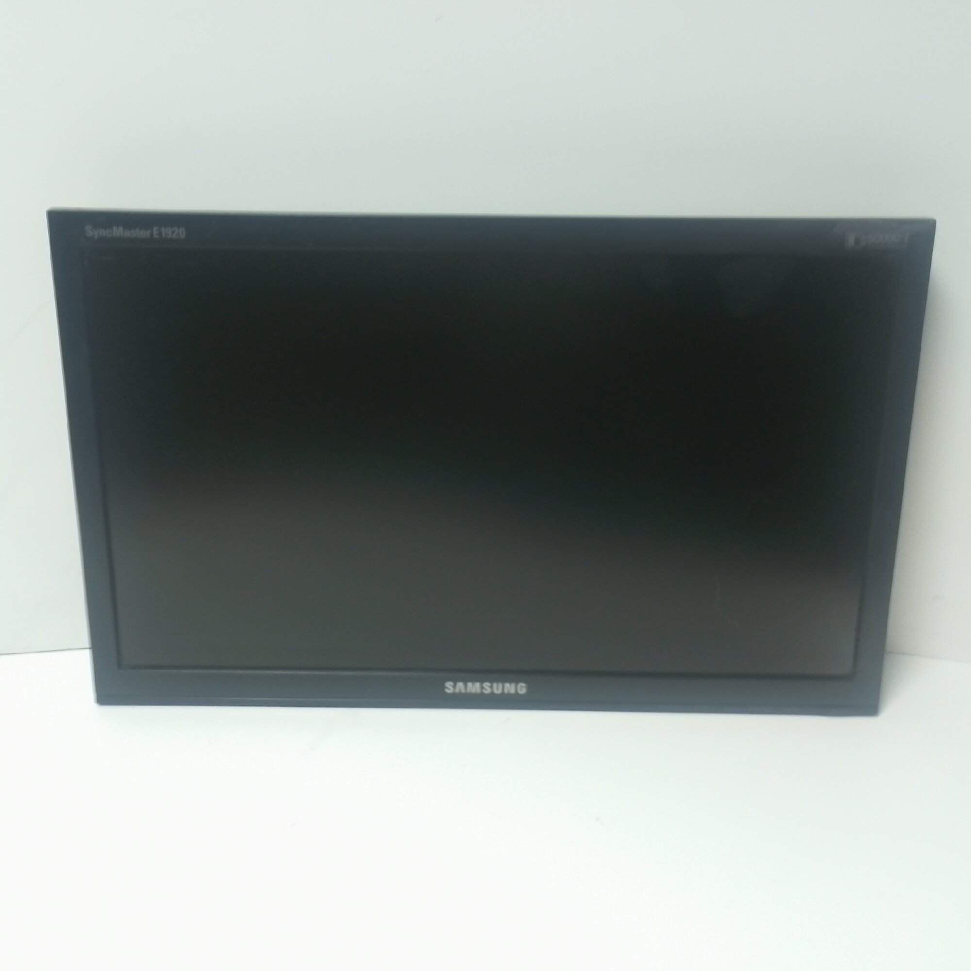 18.5" ЖК монитор Samsung E1920N YSB (LCD,1360x768, D-Sub)