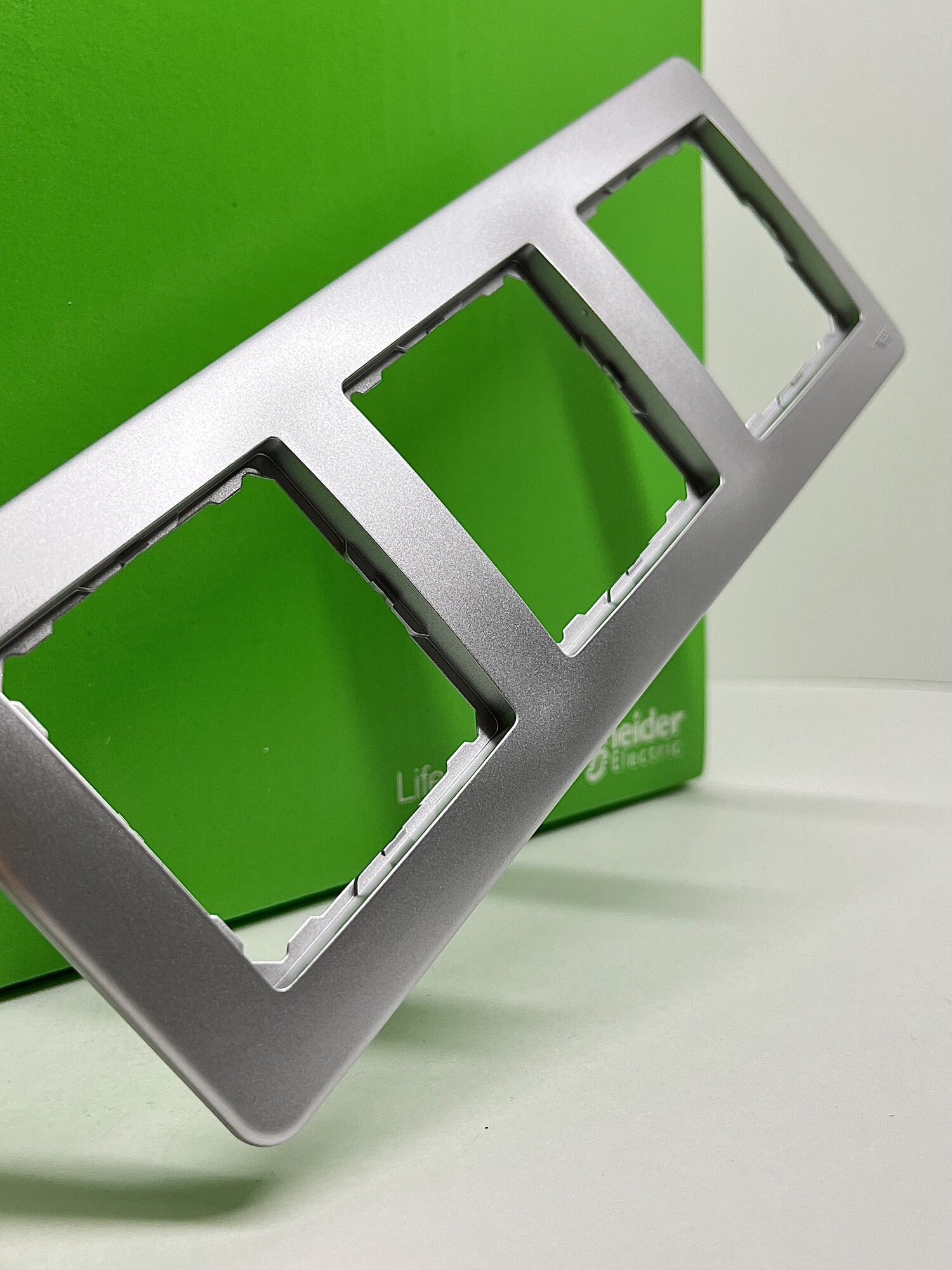 Рамка 3-постовая универсальная Schneider Electric Sedna Design, алюминий SDD313803
