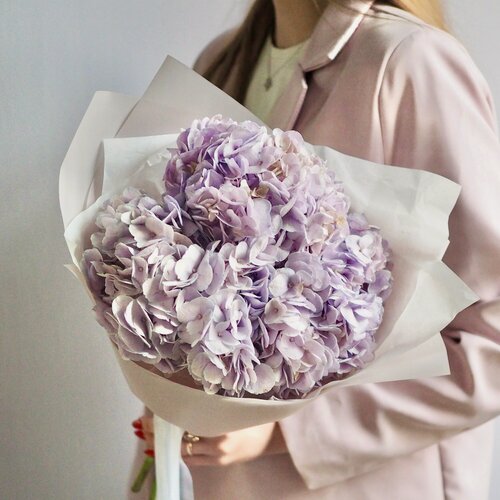 Изображение товара Букет Сиреневый рассвет с гортензией (3 сиреневых гортензии, ширина 25 см, высота 40 см)