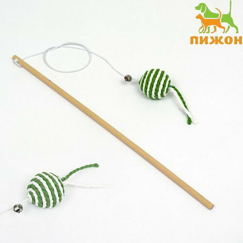 Дразнилка-удочка с шариком на деревянной ручке, зелёная/белая дразнилка удочка с сетчатым мячиком зооник 50 см микс