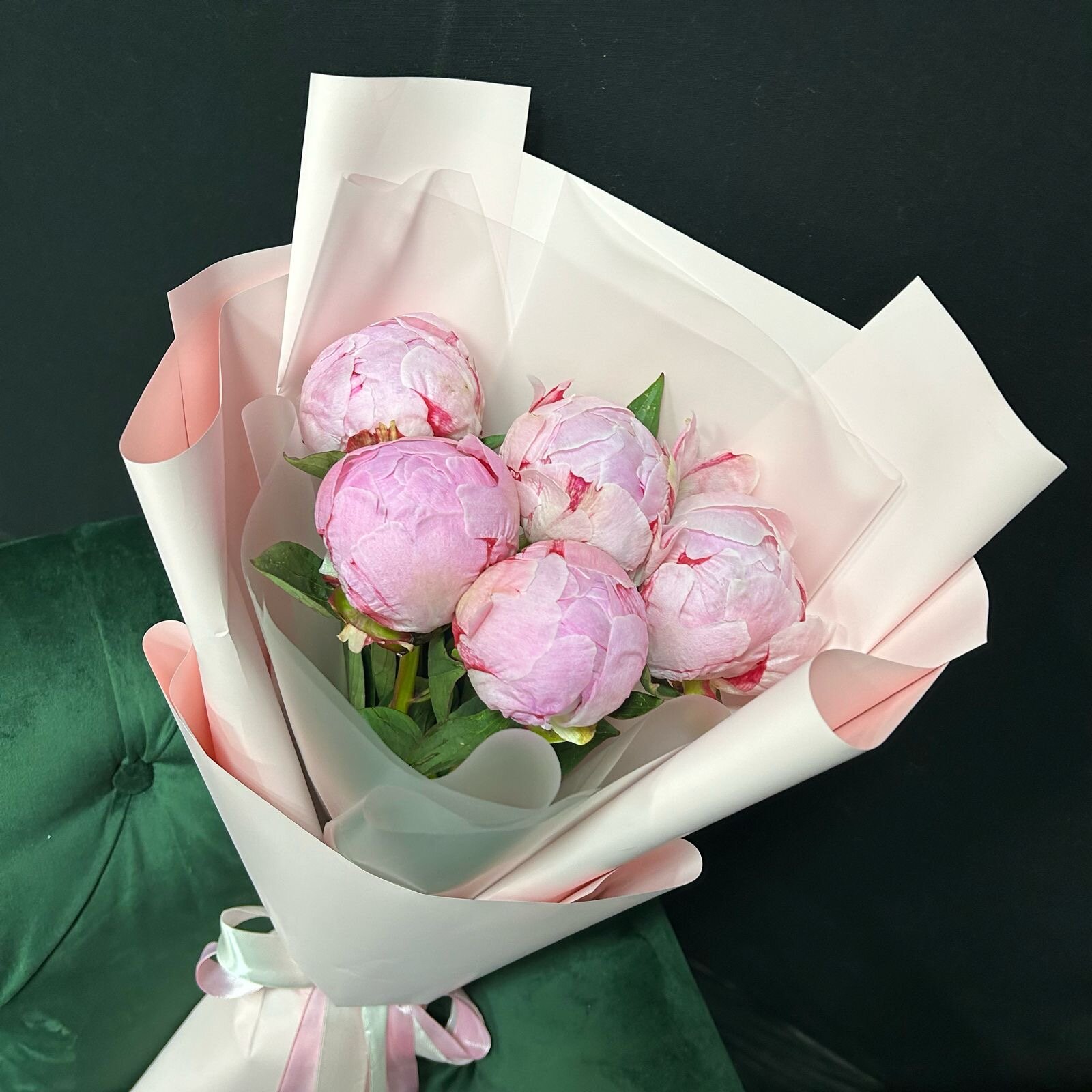 Монобукет ФлавЦвет "Сара Бернар", пионы, на стеблях, 50см, M — фото 1