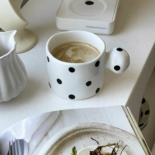 Кружка в горошек с объемной ручкой