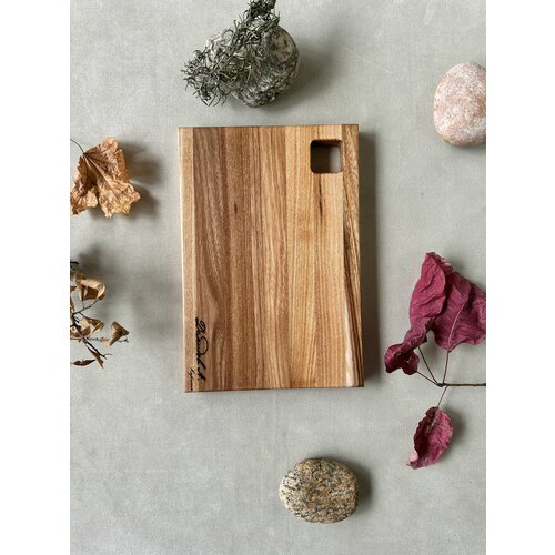 Разделочная доска прямоугольная с ручкой малая карагач 25172 см 2200₽