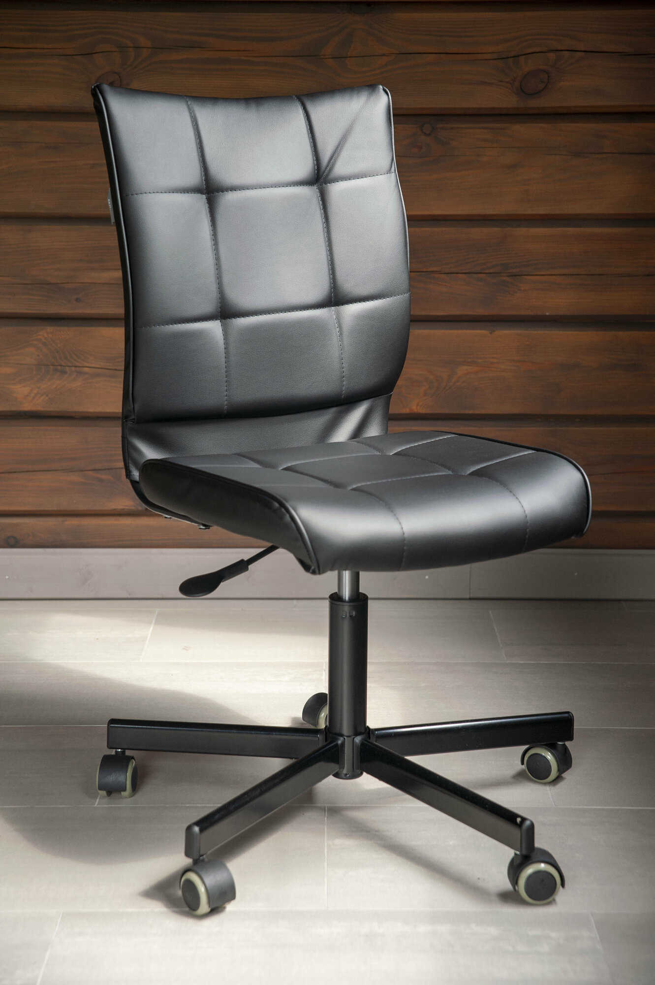 Кресло компьютерное без подлокотников Chair 1 черное кожаное